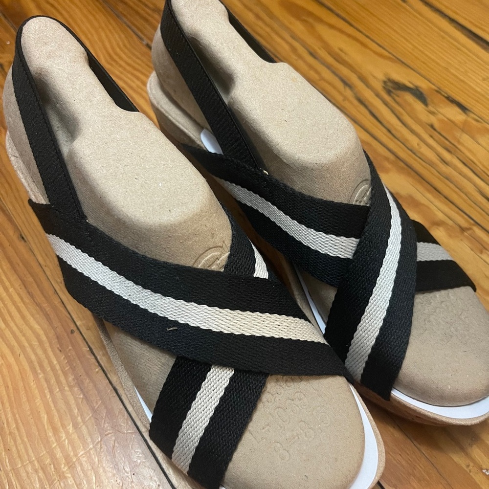 Life Stride Black and Cream Sandals with Crisscross Straps